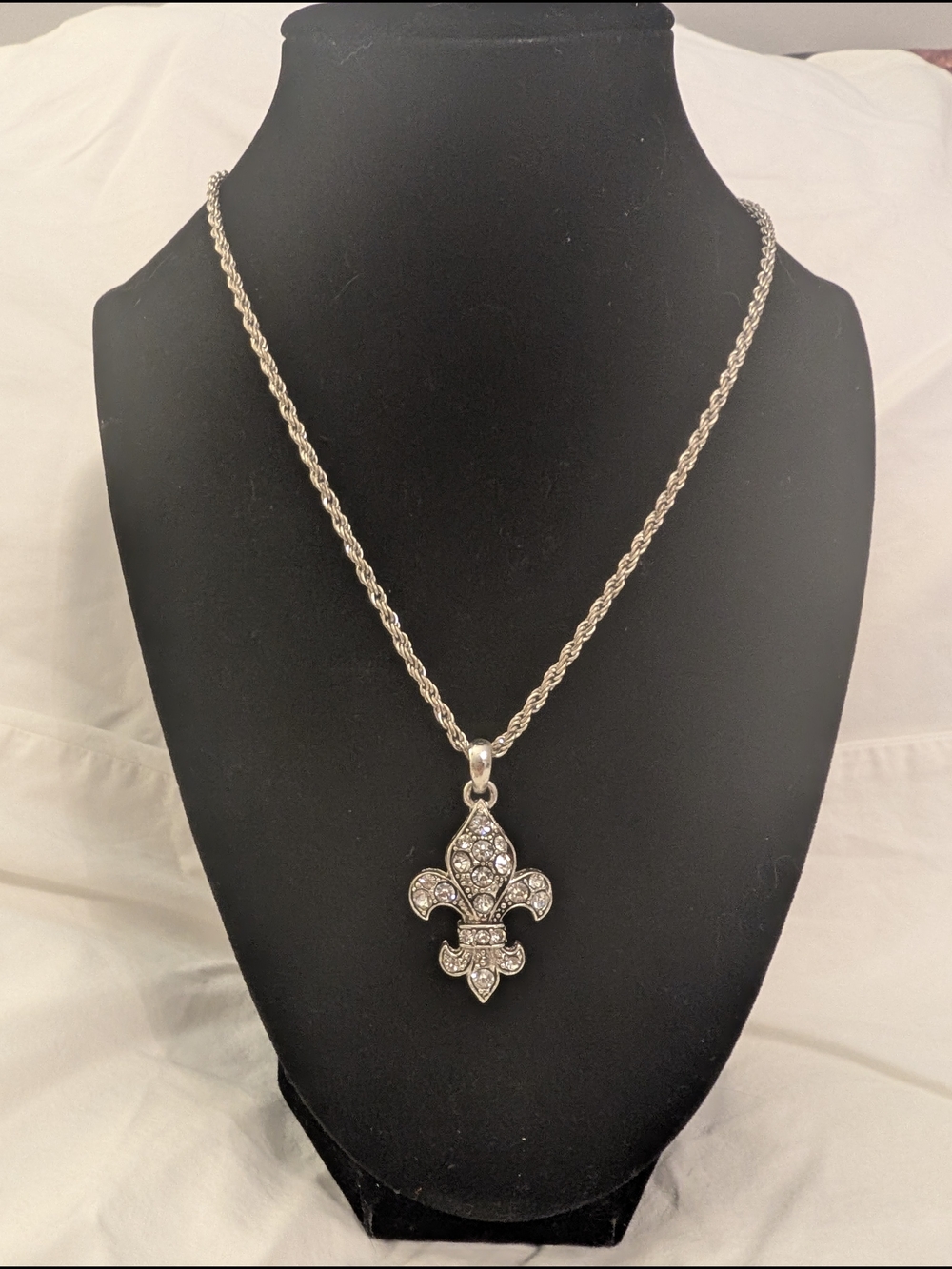 Rhinestone Fleur-de-Lis Pendant Necklace - Silver